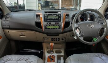
									TOYOTA FORTUNER 3.0 V 2WD /AT 2011 full								